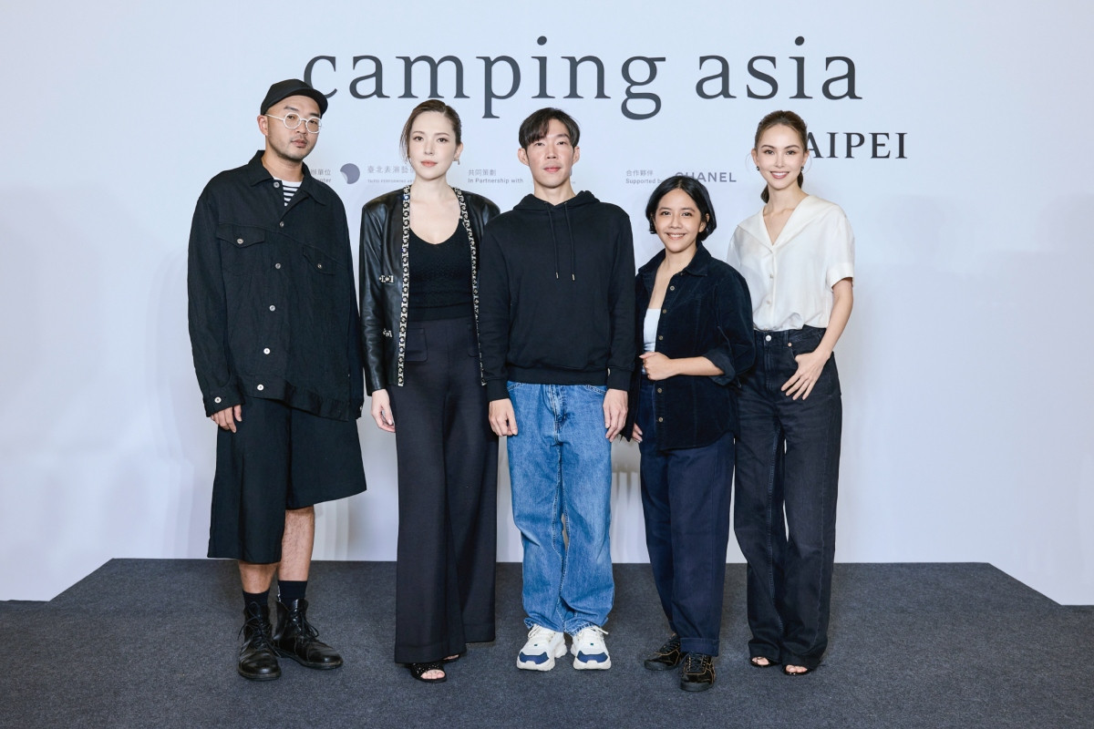 香奈兒品牌大使許瑋甯、昆凌與策展人林人中（左一）、舞蹈家Thanapol Virulhakul（中）、演員Ness Roque（右二）。（圖片提供：香奈兒）