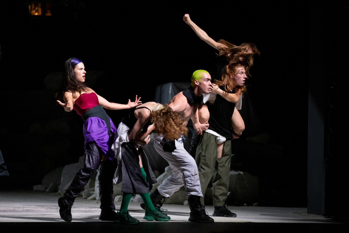 將暴戾和溫柔拉攏為一體兩面的《崩世光景》，足具撼動人心的力量。（圖片提供：臺北表演藝術中心／攝影：Maria Baranova）