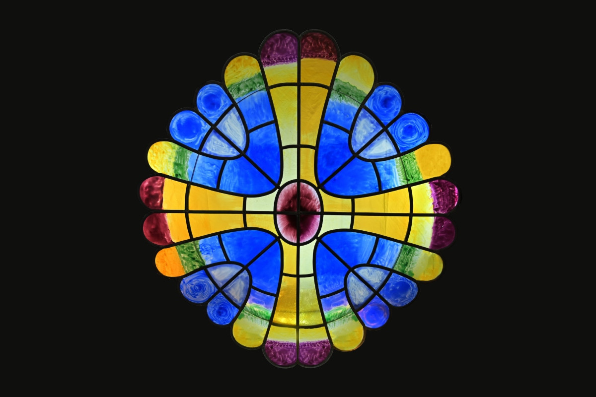 彩繪玻璃窗。（圖片來源：NAKED）