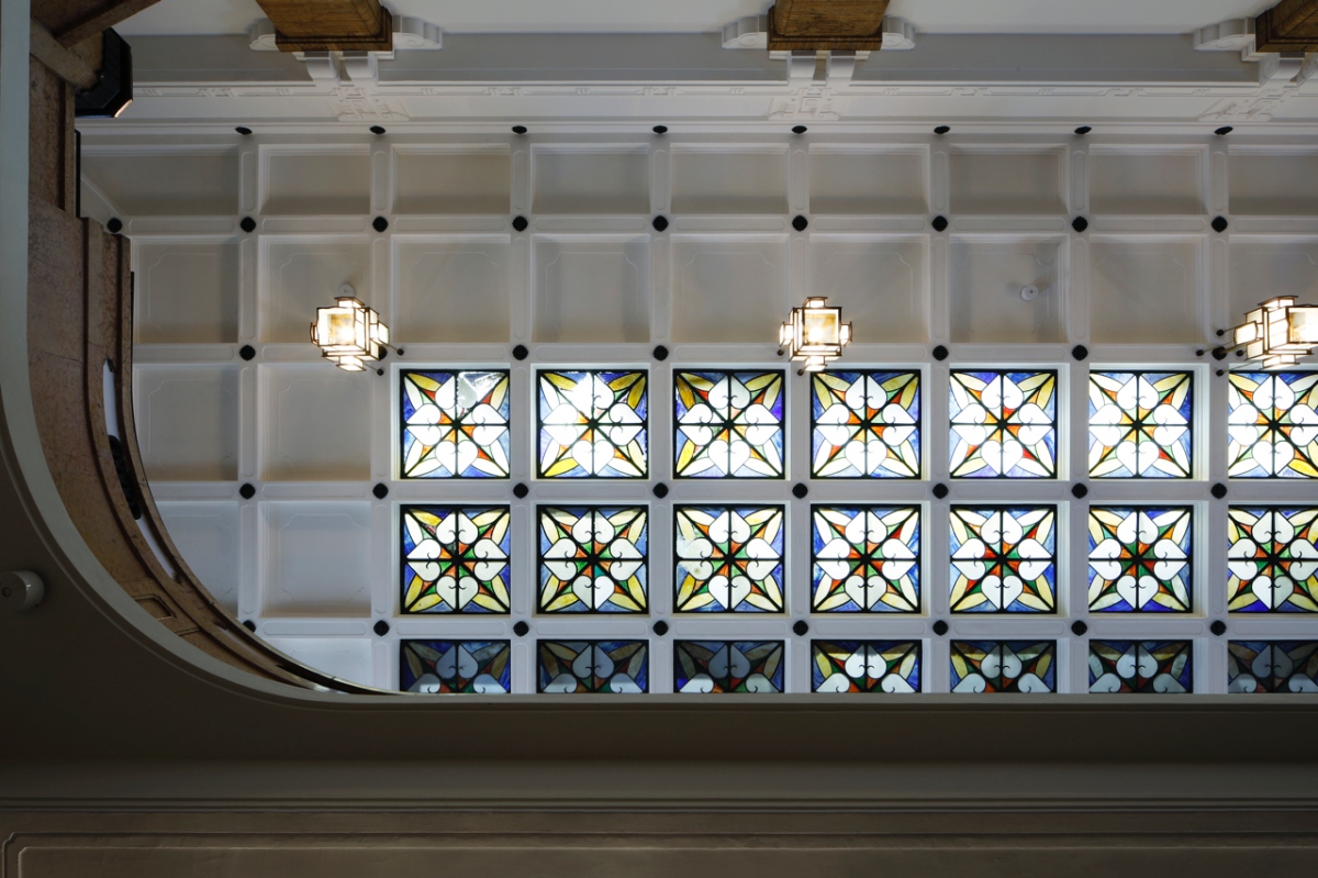 西式彩繪玻璃鑲嵌在日式的天井格子。（攝影：Koroda Takeru）