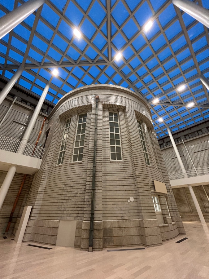 傍晚的魔幻時刻，湛藍天空映照北迴廊天井「光之禮堂」。（攝影：張以潔）