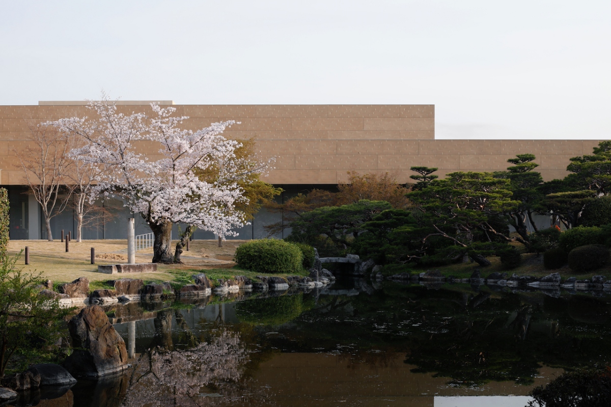 新建的「東山立方」展廳外觀。（攝影：Koroda Takeru）
