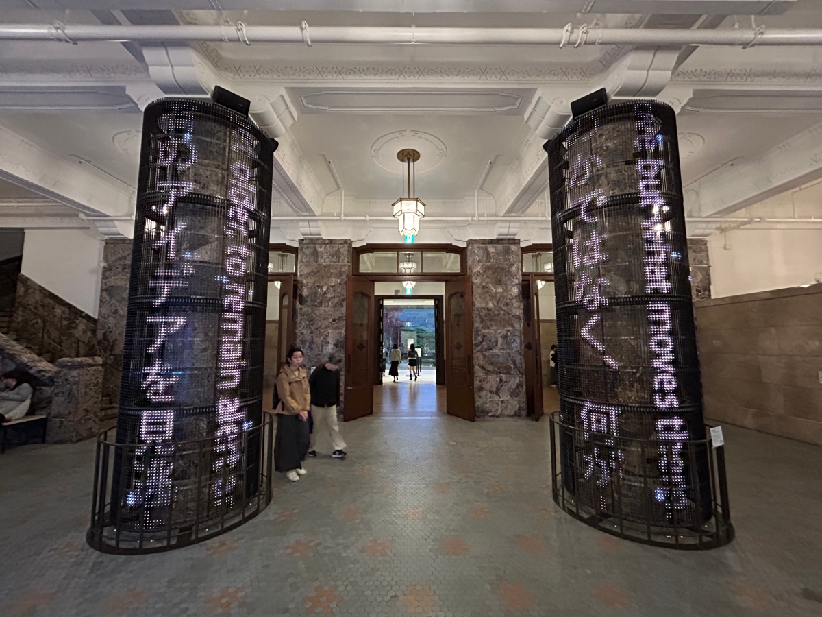 東大廳以多個大型裝置環繞圓柱，「京瓷株式會社」的理念則閃爍於裝置上。（攝影：張以潔）