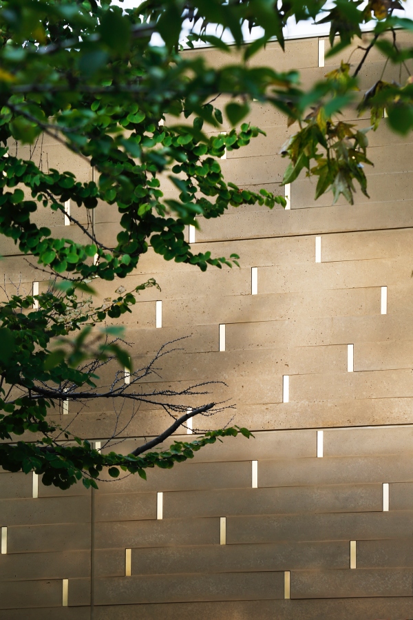 在露台可近看東山立方展廳建築外觀細節。（攝影：Koroda Takeru）