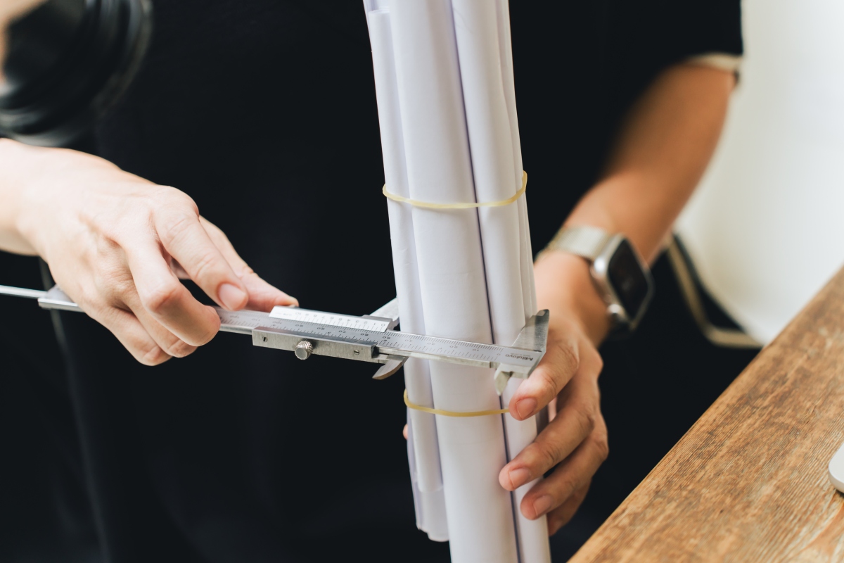 在打樣前，李佳穎先做出紙模測試大小。（攝影：吳哲夫）