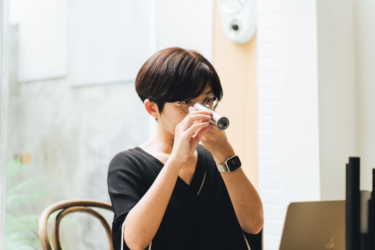 李佳穎的書架上剛好有支透鏡萬花筒，因此發想出此次獎盃概念。（攝影：吳哲夫）