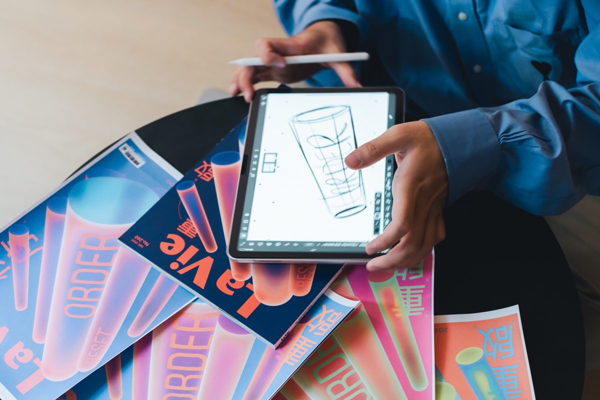 湯慕恩此次嘗試「沒有固定主色」的視覺系統。（（攝影：吳哲夫）