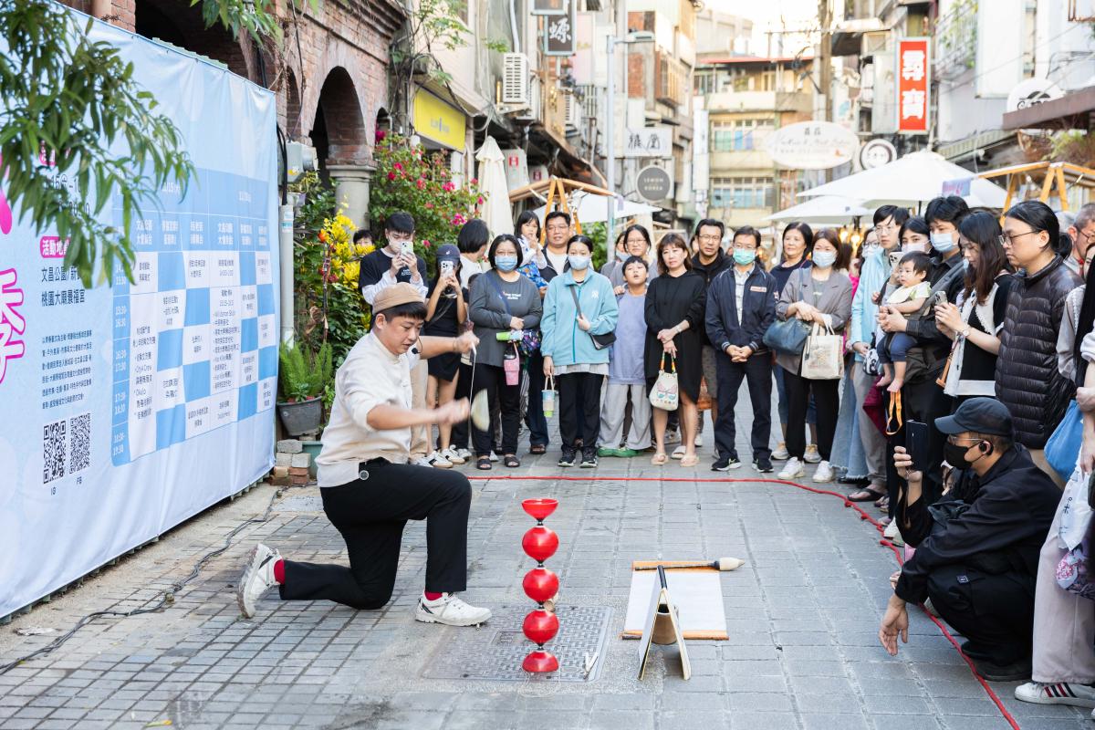 活動現場邀請街頭藝人吳顥中進行扯鈴表演。（圖片提供：桃園市政府文化局）