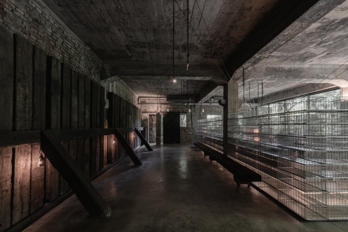 無礦基地前身為忠義煤礦的後勤建物群，由自然洋行建築團隊修繕改造，保留原始的灰色水泥量體、老枕木、鐵件與礦工生活痕跡，讓廢墟與自然共生。（圖片提供：無礦Mineless）