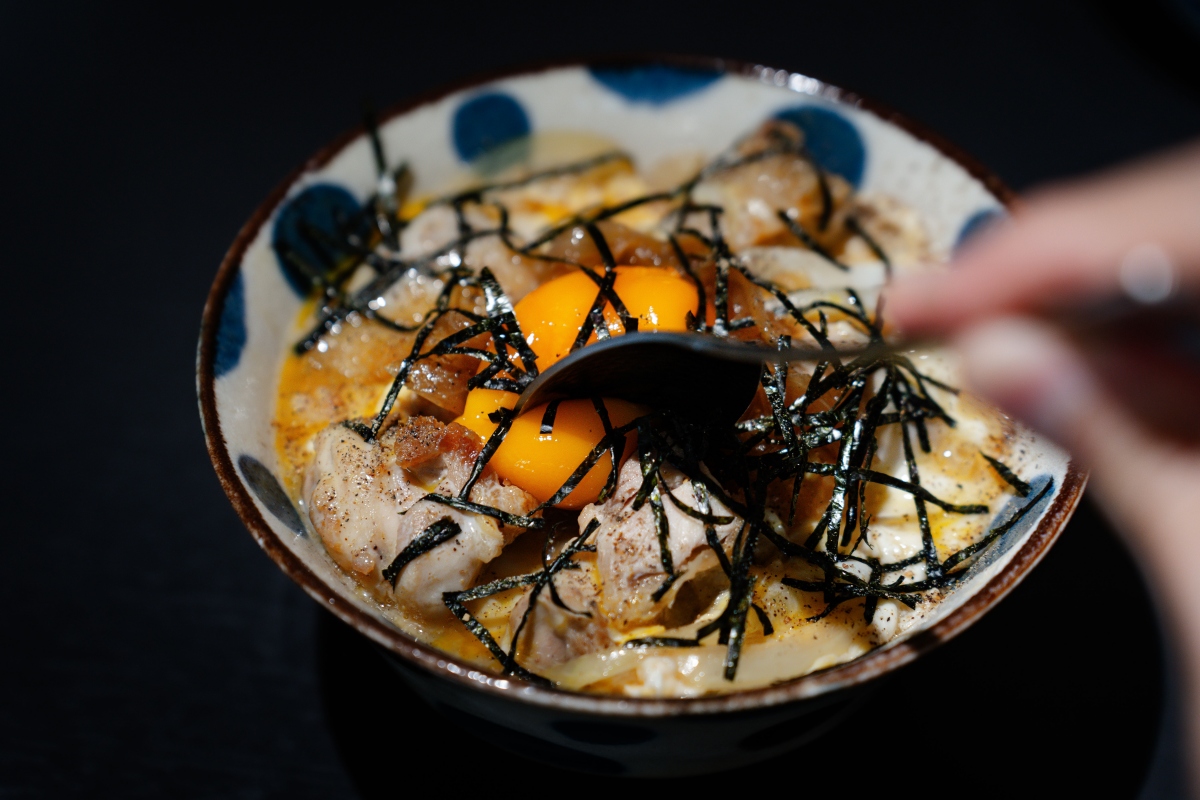 FOOD CoMA福客満將熟悉的台味語彙結合日式現代料理技法、街頭感與視覺幽默，形成獨特風味。（圖片提供：FOOD CoMA福客満）