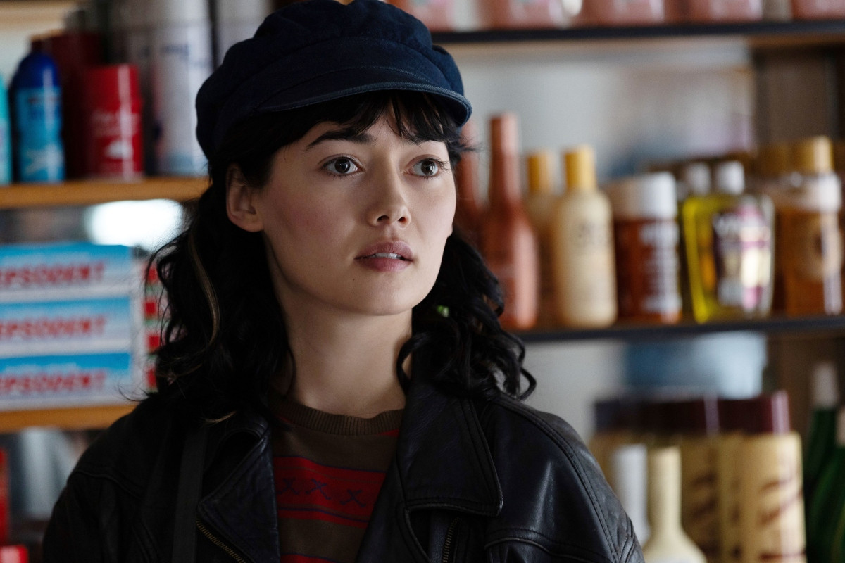 原作通篇以悅子第一人稱自揭，電影版則改由妮姬主動發掘母親祕密；包括懷孕及「寫作者」身分設定皆為原作所沒有，意在使之更感同身受聆聽母親陳述故事。（圖片提供：東昊影業）