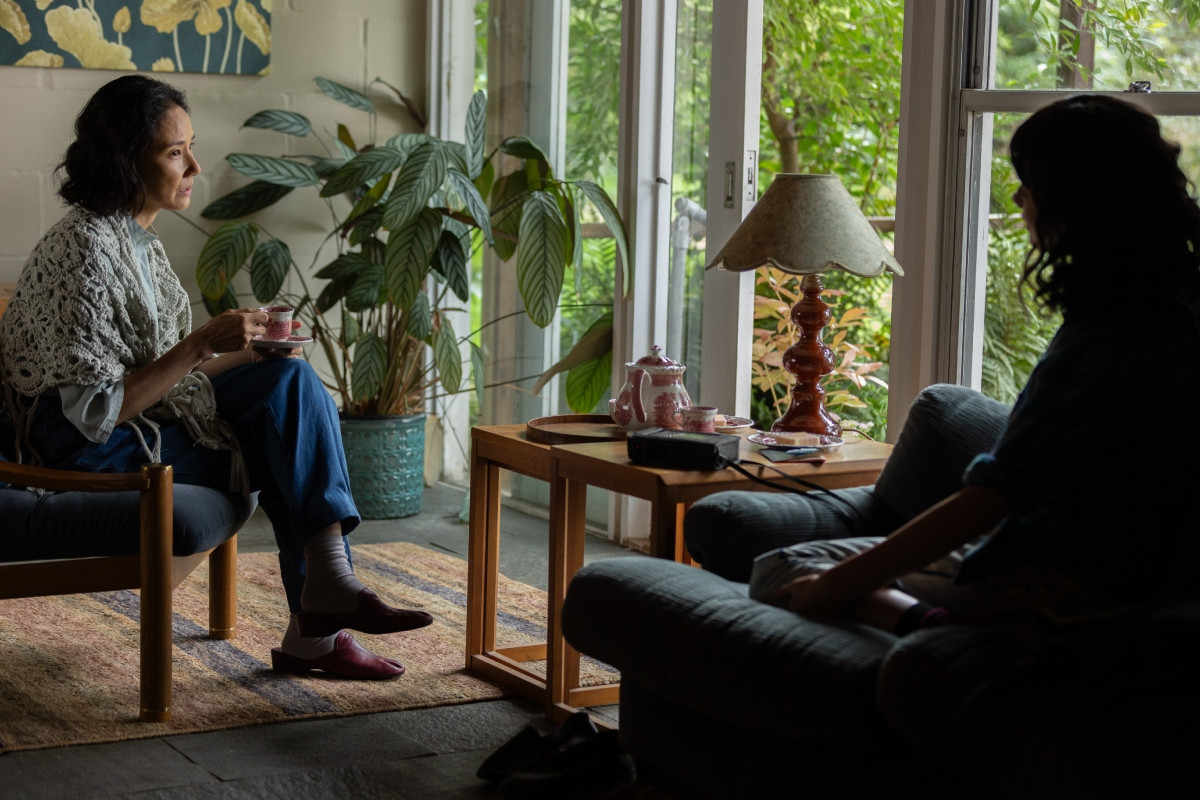 即便拍攝週期壓縮，英國篇的場景布置、服裝造型仍相當講究，如沙發一側牆上掛畫藏巧思。（圖片提供：東昊影業）