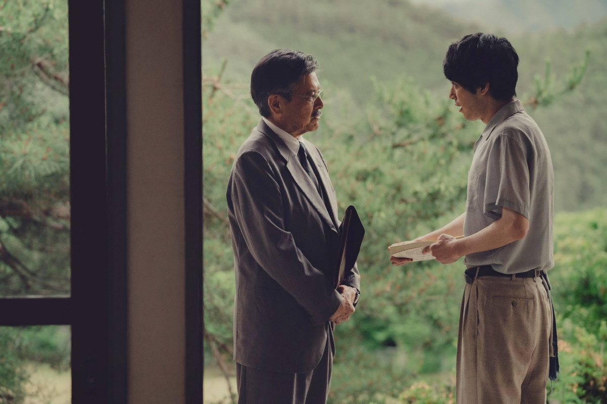 日本當代社會氛圍右翼化，讓石川慶認為應該要趁此時點去談《群山淡景》所談的故事。（圖片提供：東昊影業）