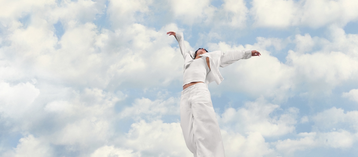 Pantone 2026年度代表色為「Cloud Dancer 雲上舞白」。（圖片來源：Pantone）