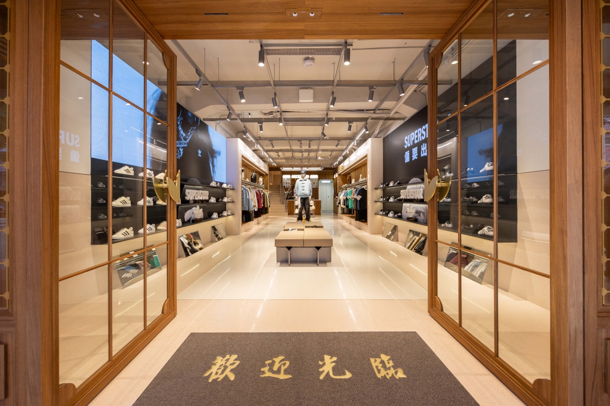 踏入店內，台式磨石子地板與大量木質元素營造溫潤沉穩的空間。（圖片提供：adidas Originals）