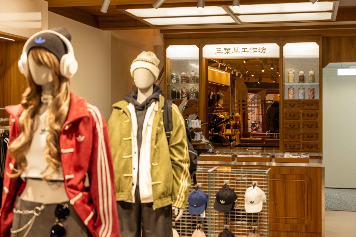 以迪化街藥材行為靈感打造、坐落於店中央的「MADE  FOR YOU三葉草工作坊」。（圖片提供：adidas Originals）
