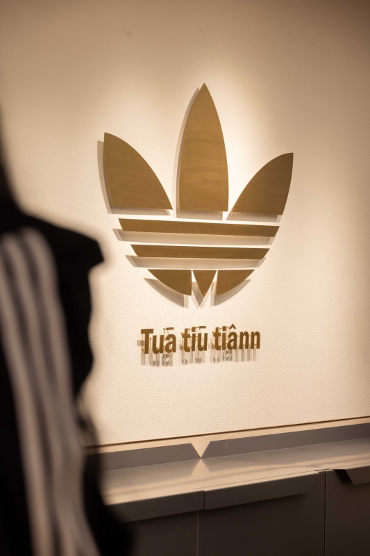 櫃檯後方有著台語拼音「大稻埕」（圖片提供：adidas Originals）
