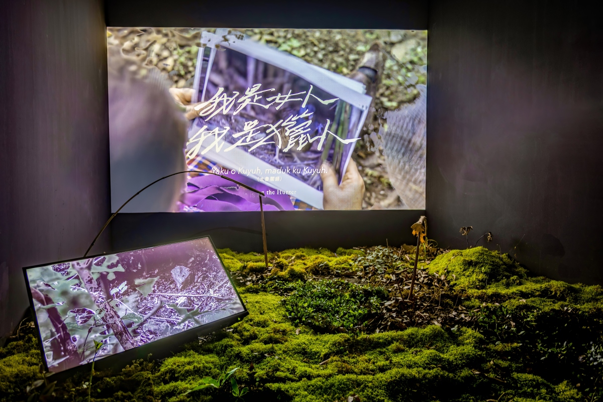 余欣蘭 Rngrang Hungul《我是女人，我是獵人》，2022，單頻道錄像裝置。（圖片來源：藝術家提供。藝術家自藏。）
