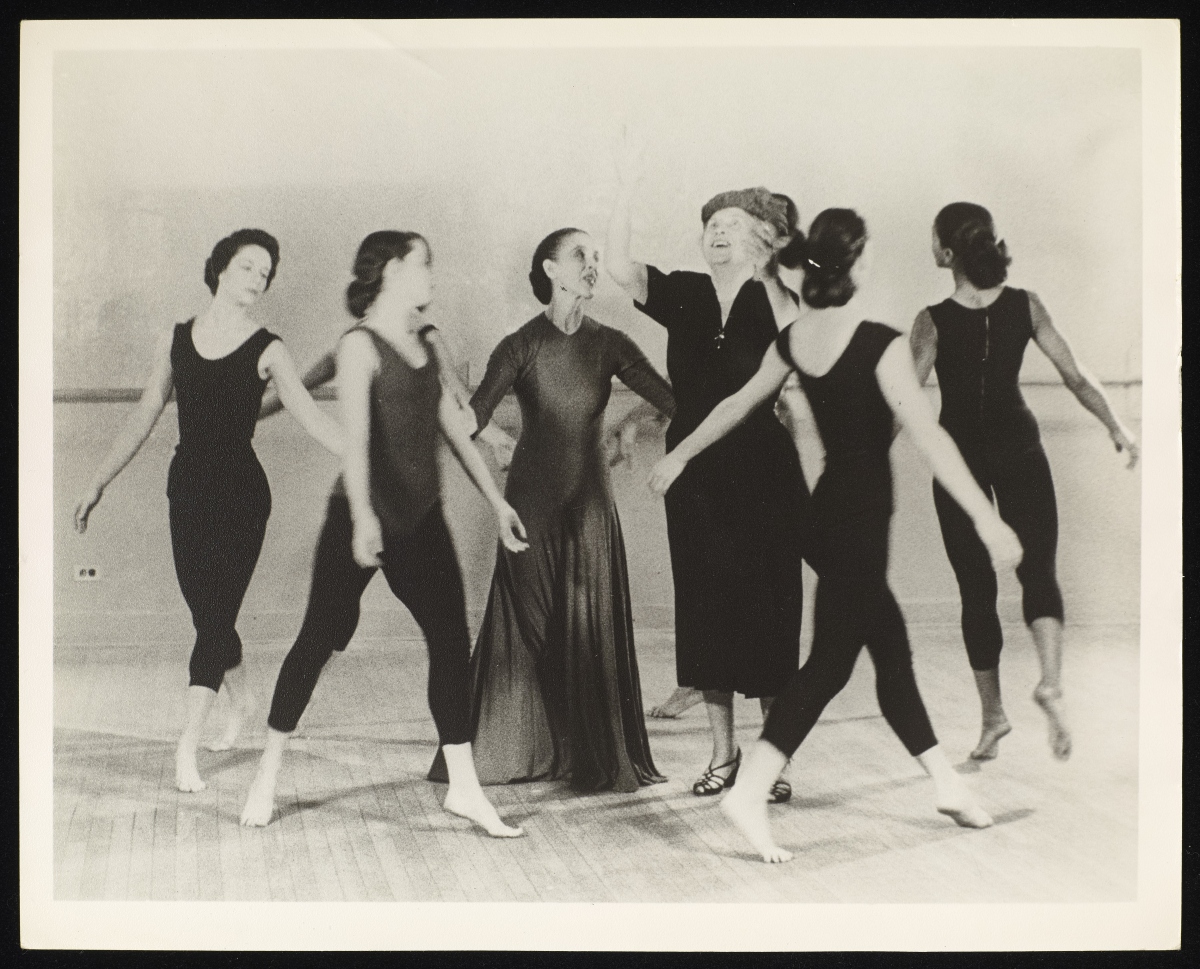 1954年瑪莎·葛蘭姆、海倫·凱勒與舞者共舞的照片。 Copyright © American Foundation for the Blind, Helen Keller Archive. Used with permission