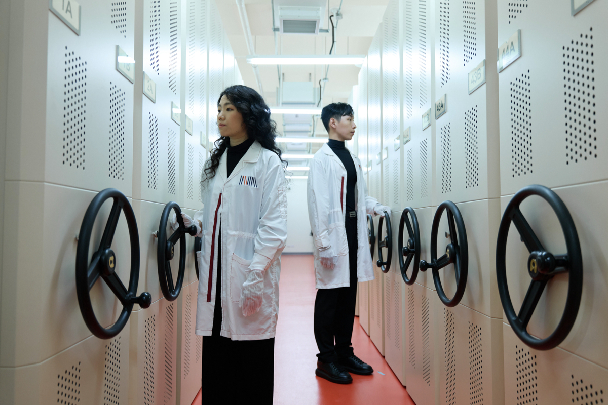 周裕穎設計「國家檔案館」制服！將紅土、卷宗意象融入服裝