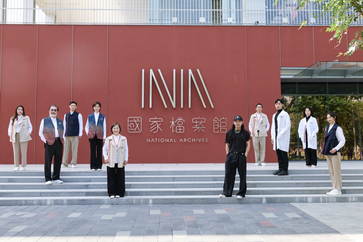 周裕穎設計「國家檔案館」制服！將紅土、卷宗意象融入服裝