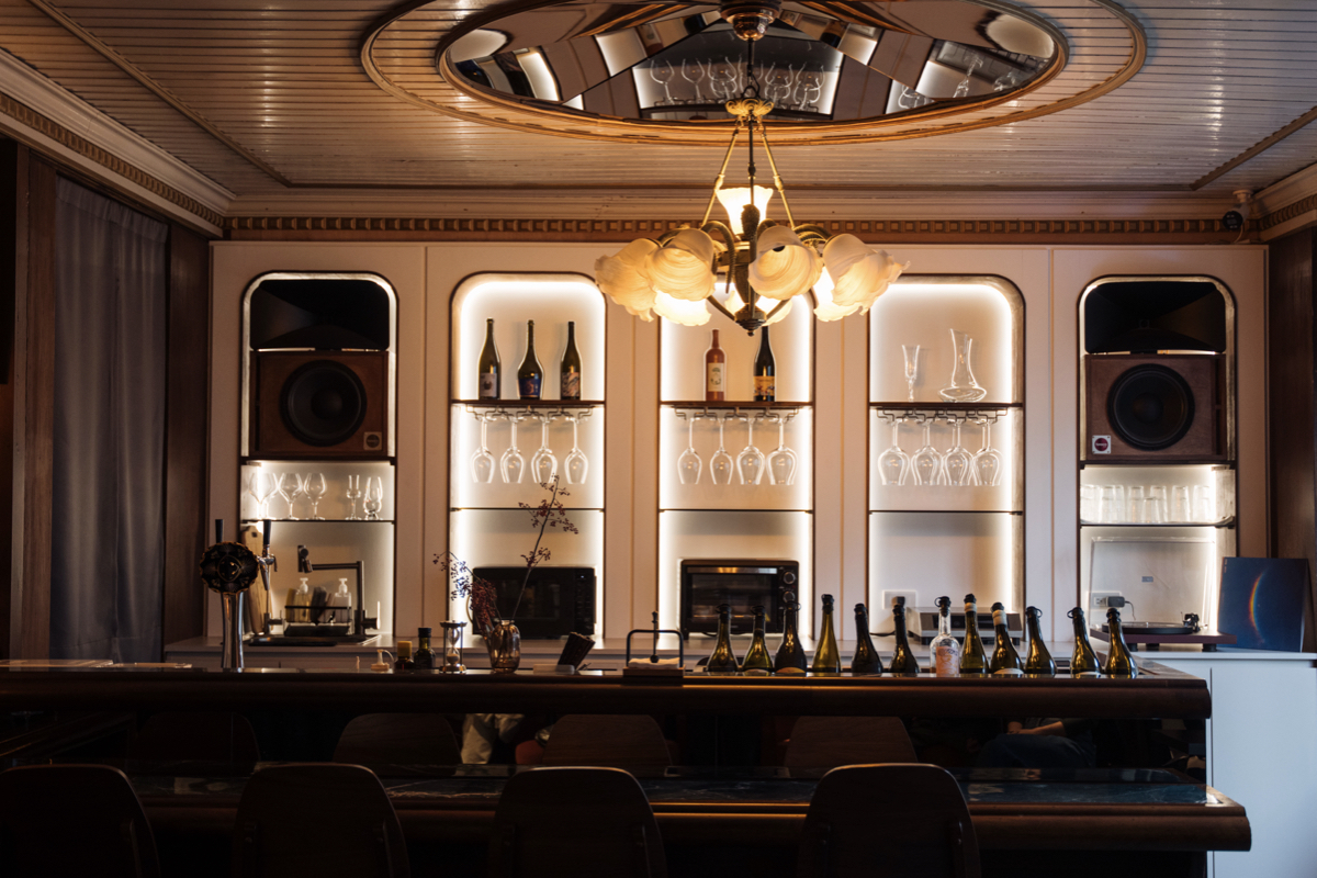 台北西門「Tik & Sip」老宅酒吧：置身復古歐風空間，品自然酒和台式創意料理