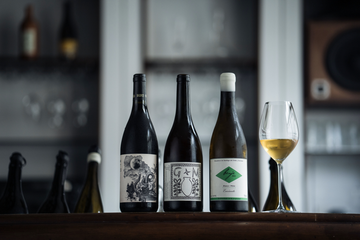 台北西門「Tik & Sip」老宅酒吧：置身復古歐風空間，品自然酒和台式創意料理