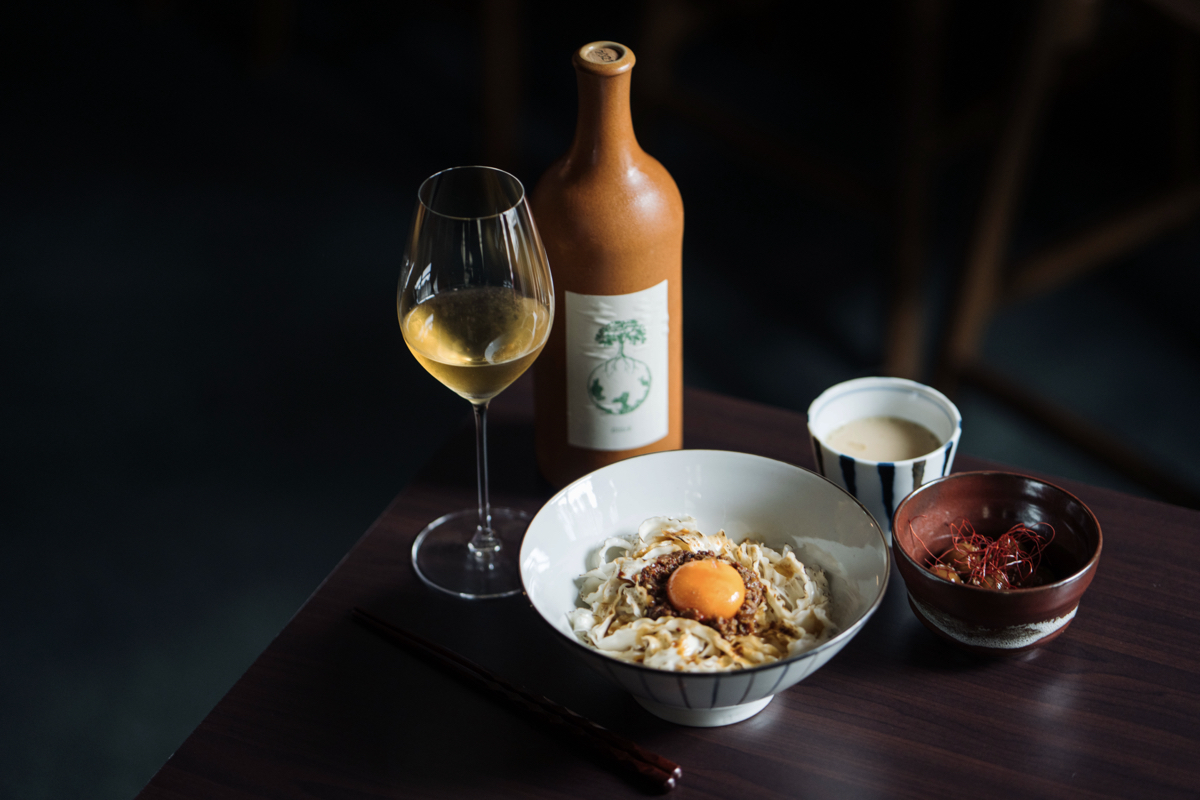 台北西門「Tik & Sip」老宅酒吧：置身復古歐風空間，品自然酒和台式創意料理