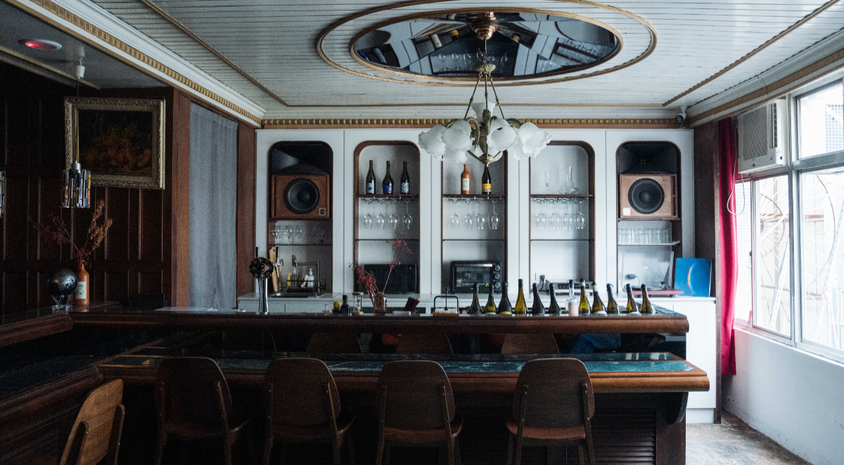 台北西門「Tik & Sip」老宅酒吧：置身復古歐風空間，品自然酒和台式創意料理