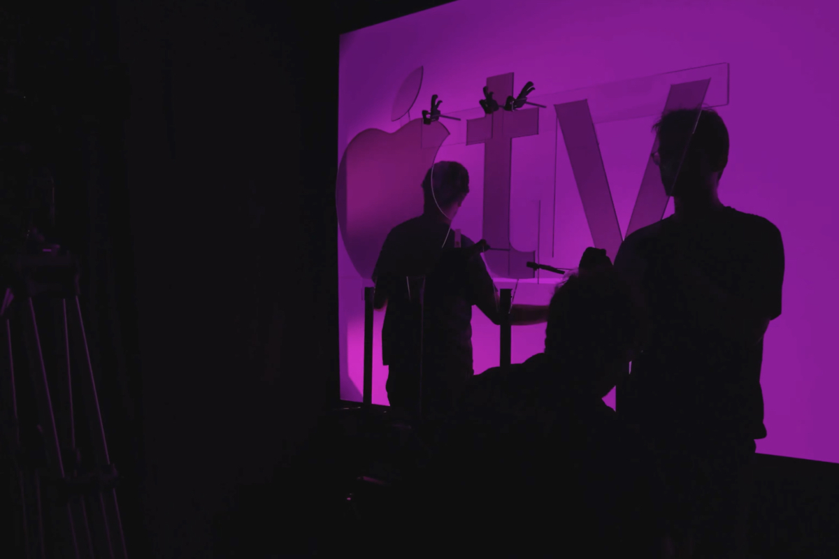 Apple TV全新片頭動畫靠「實景拍攝」煉成！磨砂玻璃、多彩燈光交織成幻彩蘋果