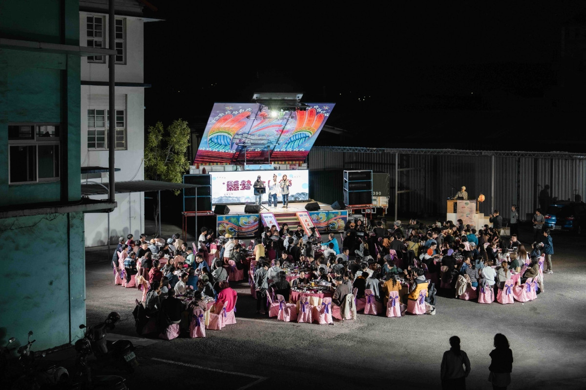 12月5日打頭陣登場的流水席，齊聚兩百人於台灣織襪產業重要歷史場址「聖匯染整廠」廣場中庭。（圖片提供：鬆勢三日節）