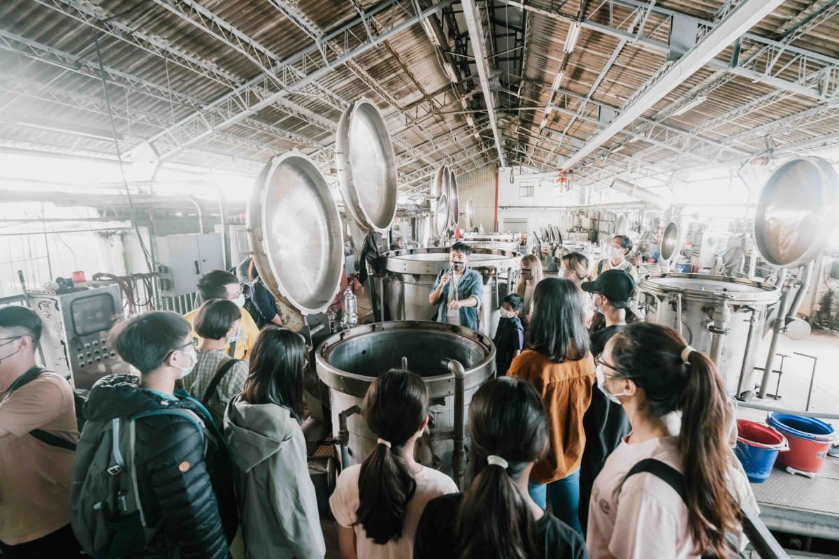 「來我家工廠走走」由聖匯企業後代蕭可鑫擔任引路人，導引大家前進紗線染整工廠。（圖片提供：鬆勢三日節）