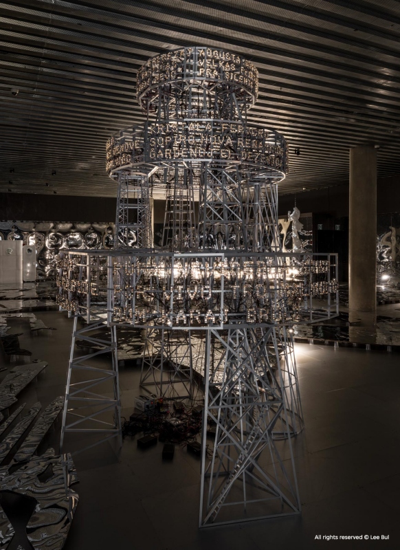 李昢《晨曲》2007 年首爾 Leeum 美術館「李昢：一九九八年至今的創作」展覽現場，2025 年 不鏽鋼結構、LED 燈、電線、水晶、玻璃珠東京森美術館藏 © 李昢 攝影：Jeon Byung-cheol