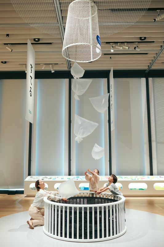 《去出拋》（YOY，2025）於TOKYO NODE 「Design Ah! Exhibition neo」展覽現場， 2025年 攝影：Keisuke Kitamura