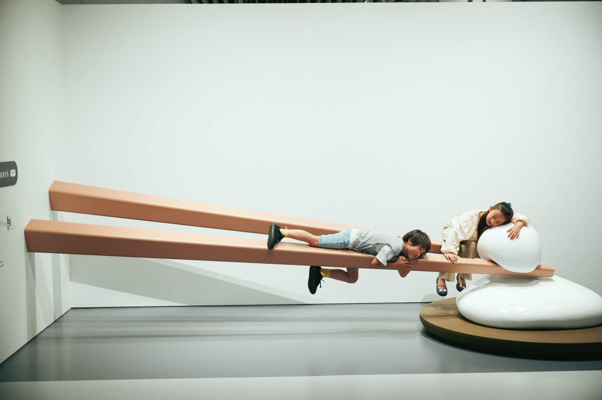 《被吃掉的心情》（plaplax，2025）於TOKYO NODE「Design Ah! Exhibition neo」展覽現場，2025年 攝影：Keisuke Kitamura