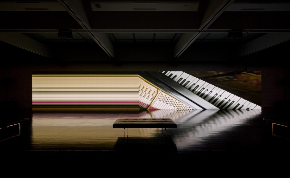 坂本龍一 + 高谷史郎《async–immersion tokyo》2024年東京都現代美術館「Ryuichi Sakamoto | seeing sound, hearing time」展覽現場，2024 年© 2024 KAB Inc. 攝影：淺野豪