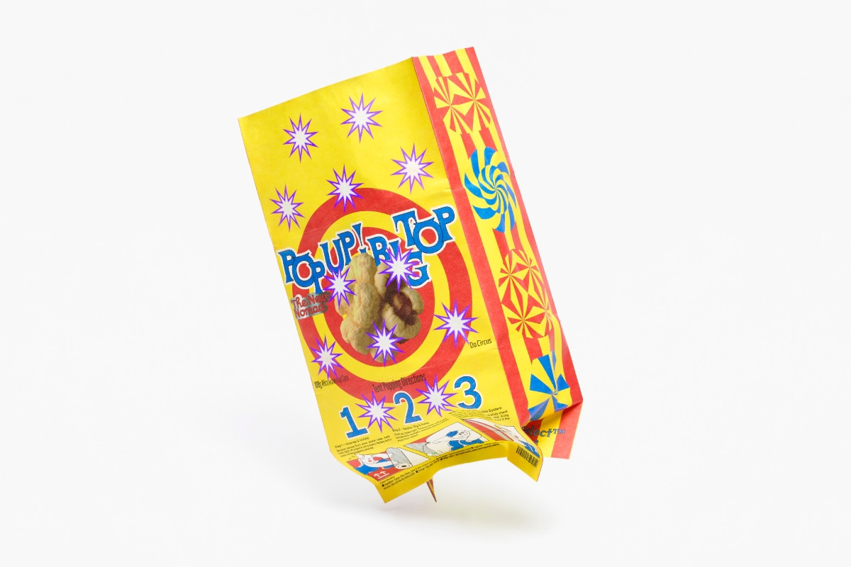 玉米粒到爆米花的型態變化，帶有對馬戲帳篷外觀和馬戲藝術展演雙重面向上「看似瞬間生成、實為堅忍練就」的隱喻。（圖片提供：FOCASA／攝影：黃少柔）