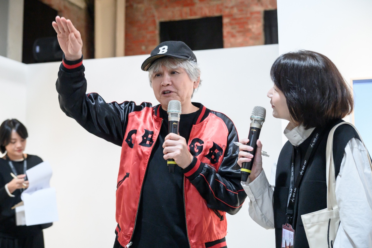 藝術家奈良美智於開展當天為媒體導覽（圖片提供：大鴻藝術BIG ART）