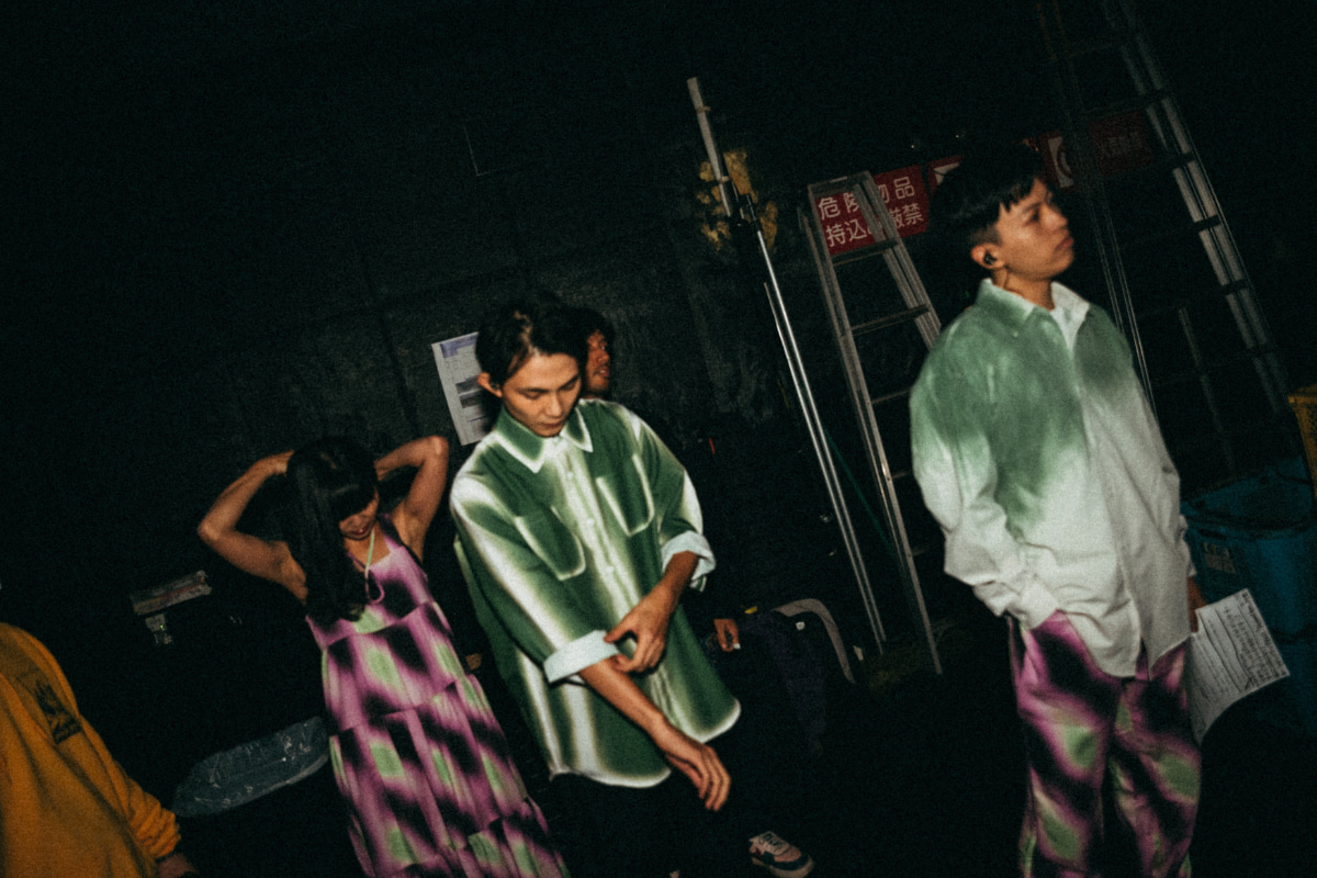 電影內容記錄大象體操自 2012 年成團至今，三位團員緊密的夥伴關係，赤裸地掀開所有玩團生活裡的問題、摩擦、甚至瀕臨解散的危機。（圖片提供：合作藝文）