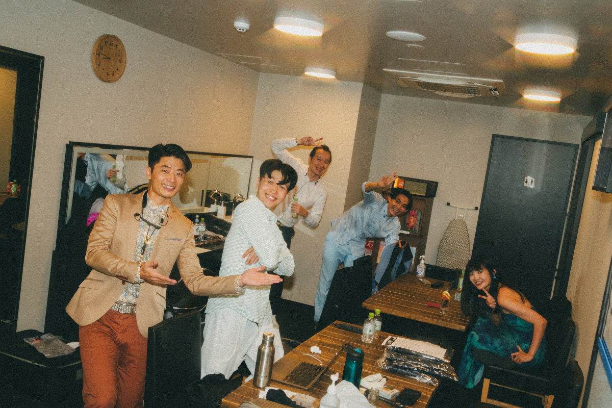 大象體操與高雄市管樂團管樂手 2024 年《世界》巡迴橫濱專場後台。（圖片提供：合作藝文）