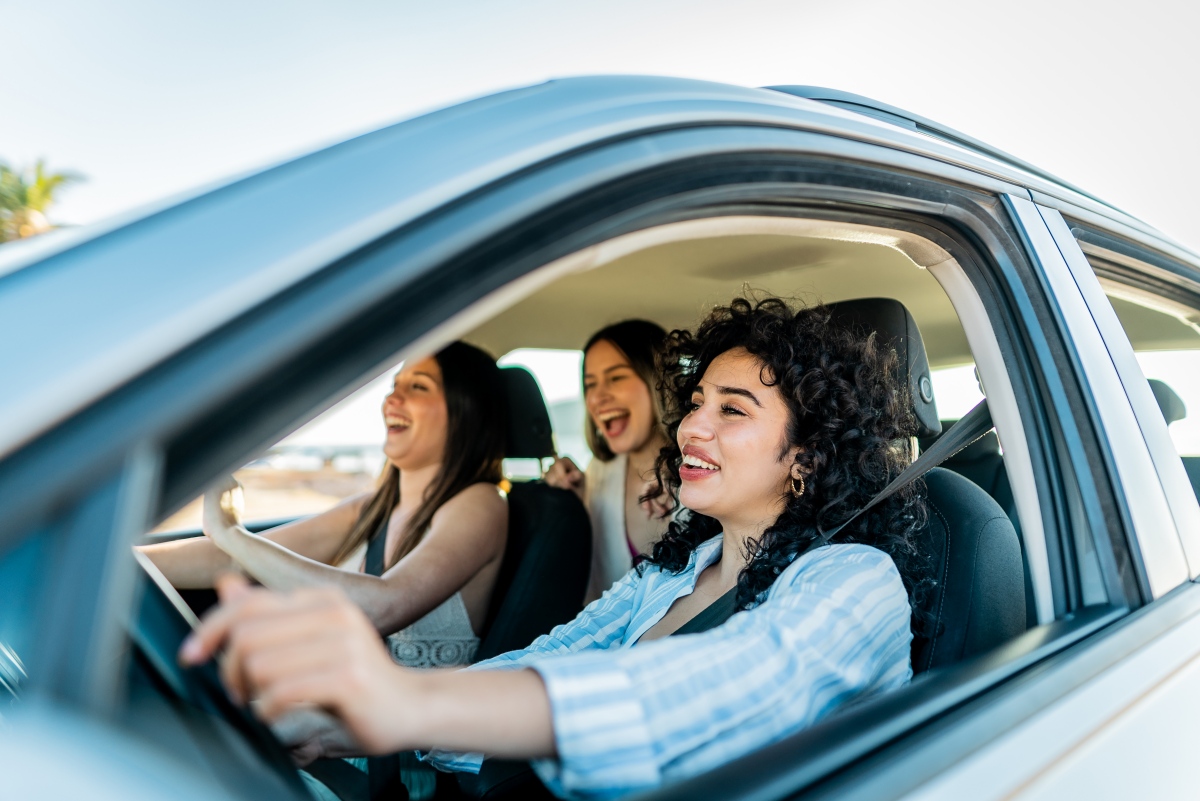 有 84% 的全球旅人、高達90% 的台灣旅人願意在假期旅途中與人共乘，超過半數（全球54%；台灣76%）願意使用應用程式找尋共乘旅伴。（圖片提供：Booking.com）