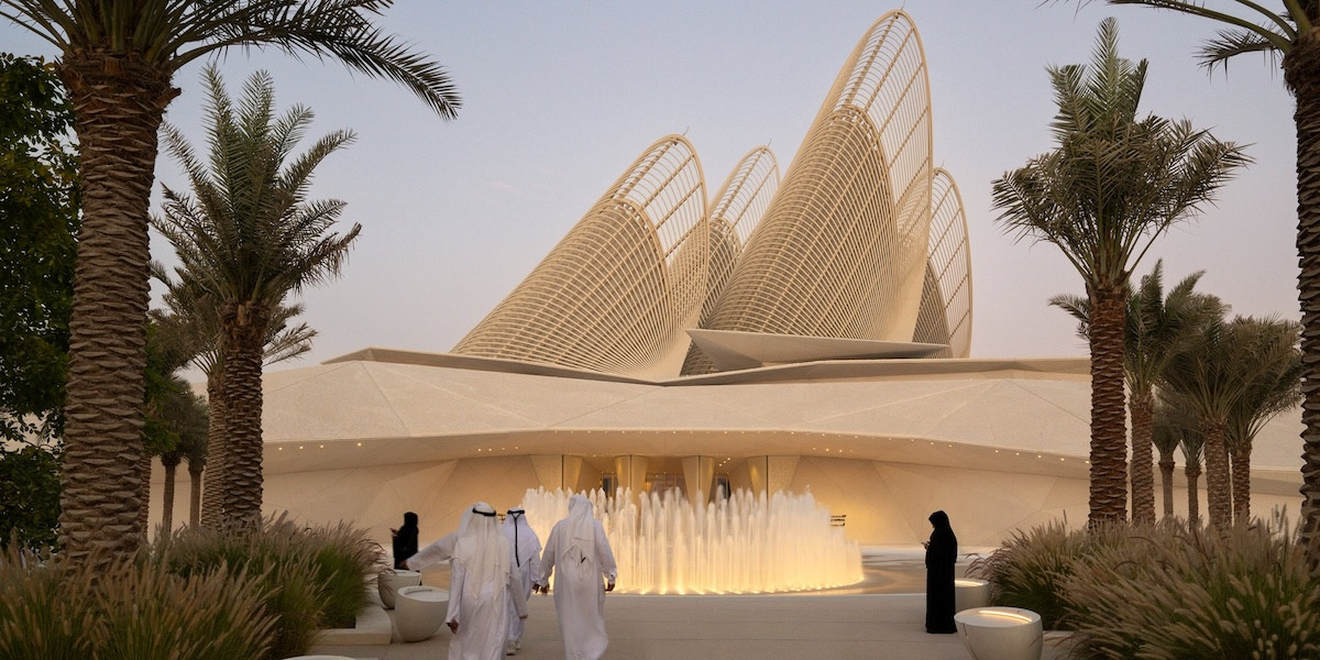 阿布達比「扎耶德國家博物館」建築設計！Foster + Partners以鋼構巨塔構築鷹翼形象