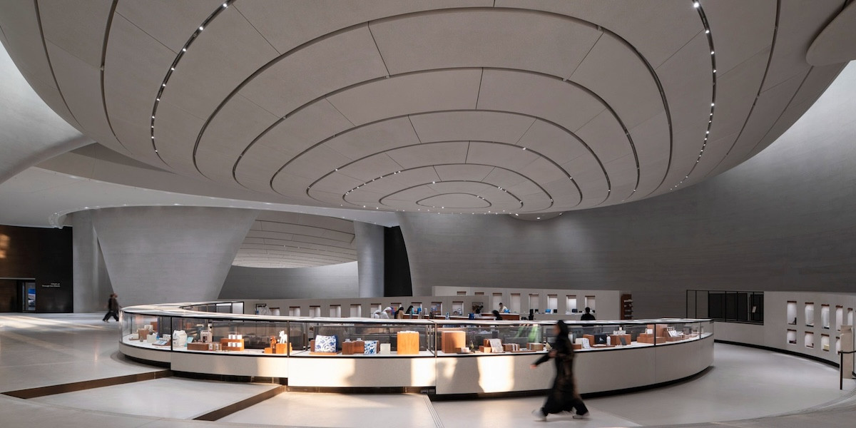 阿布達比「扎耶德國家博物館」建築設計！Foster + Partners以鋼構巨塔構築鷹翼形象