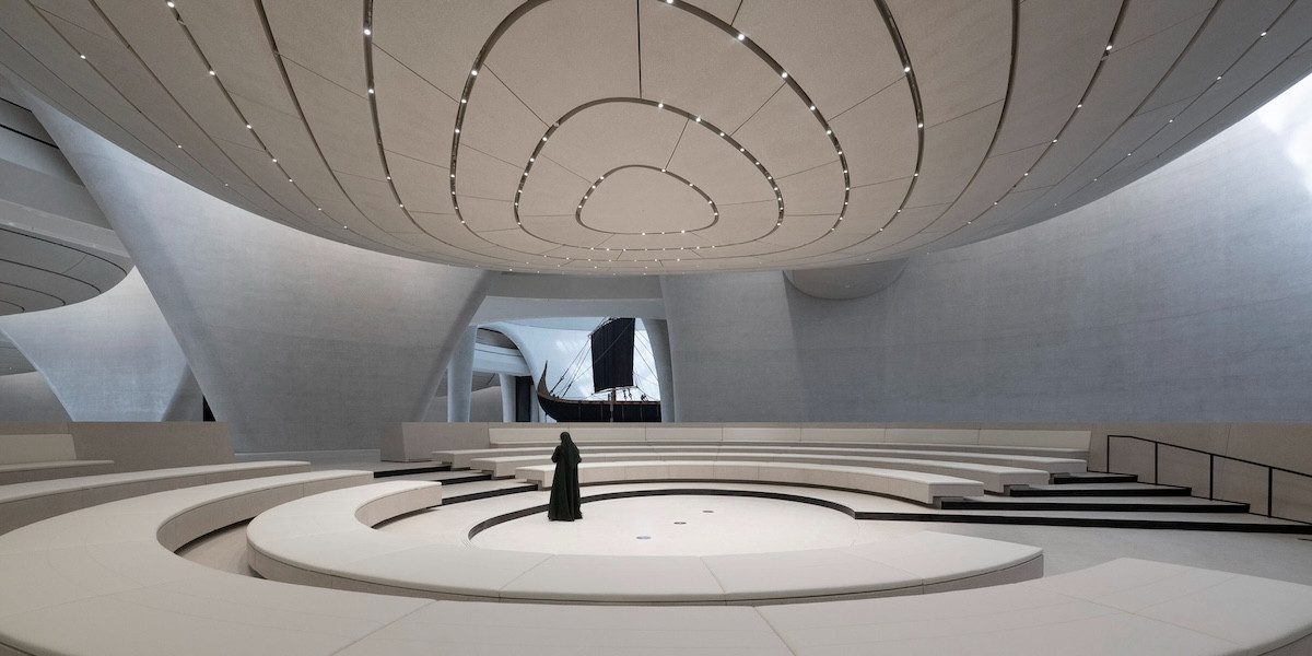 阿布達比「扎耶德國家博物館」建築設計！Foster + Partners以鋼構巨塔構築鷹翼形象