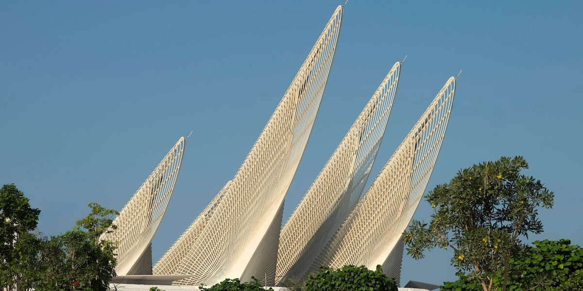 阿布達比「扎耶德國家博物館」建築設計！Foster + Partners以鋼構巨塔構築鷹翼形象