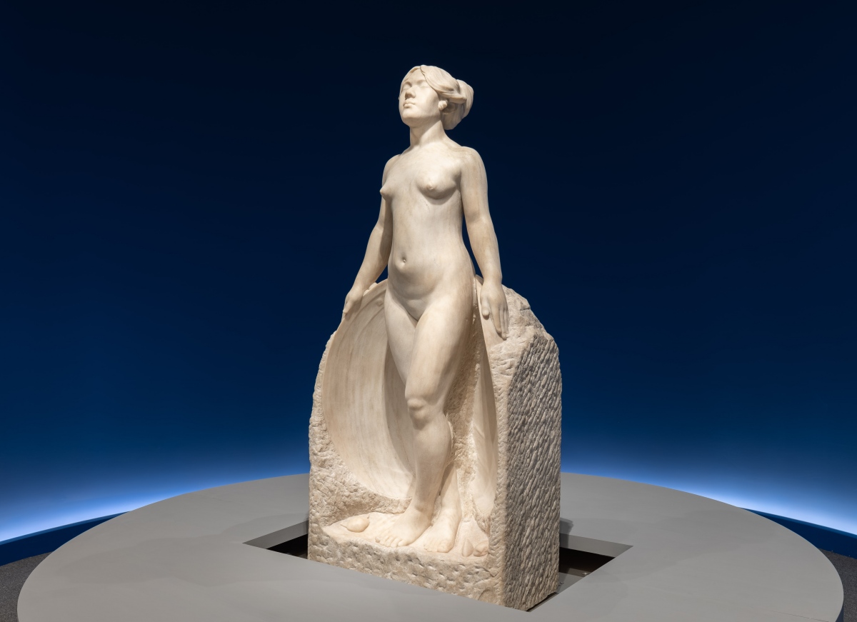 黃土水 〈甘露水〉  1919年  大理石 172 x 80 x 38 cm（圖片提供：國美館）