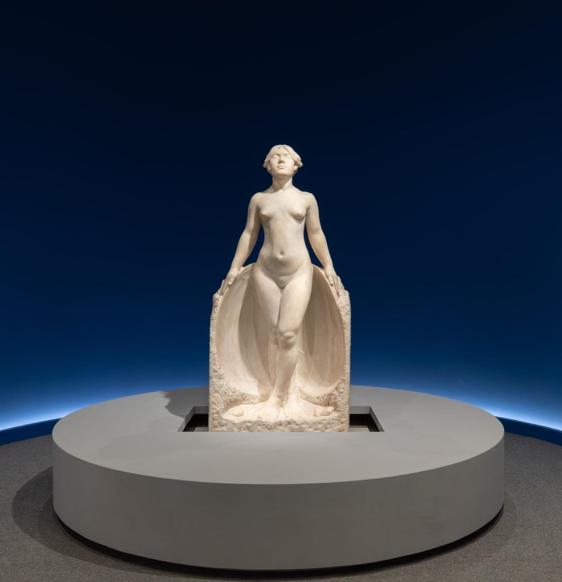 黃土水 〈甘露水〉  1919年  大理石 172 x 80 x 38 cm（圖片提供：國美館）