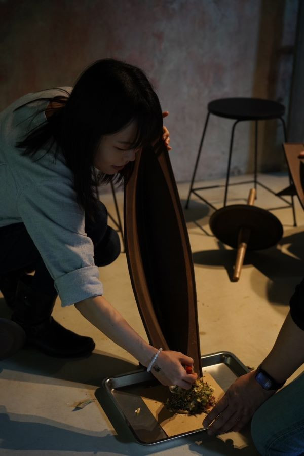 課程夥伴會引導學員們認識藥材，並自己抓藥調配出香料包。（圖片提供：登義參藥行）