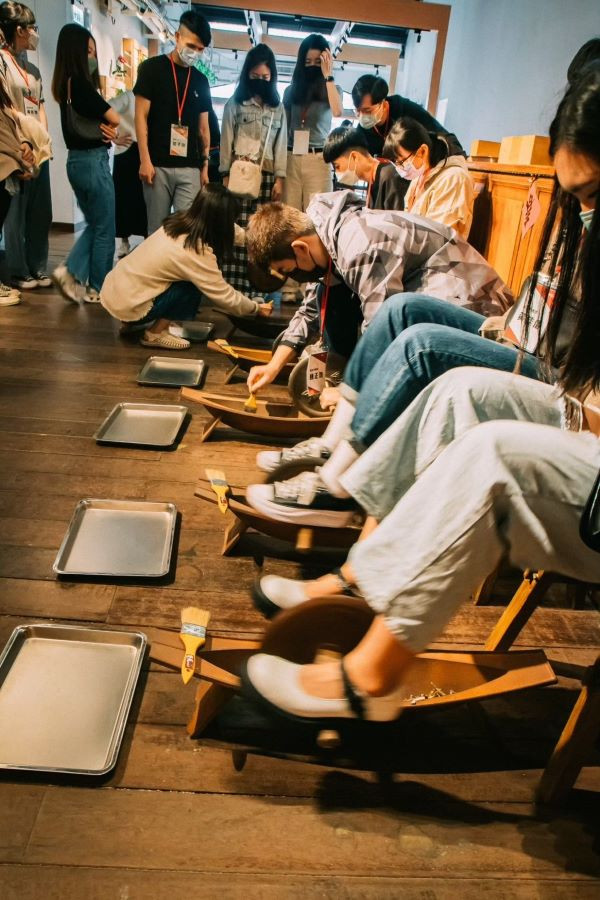 透過雙腳踩踏傳統「船碾」磨藥工法，親身體驗讓文化印象更加深刻。（圖片提供：登義參藥行）