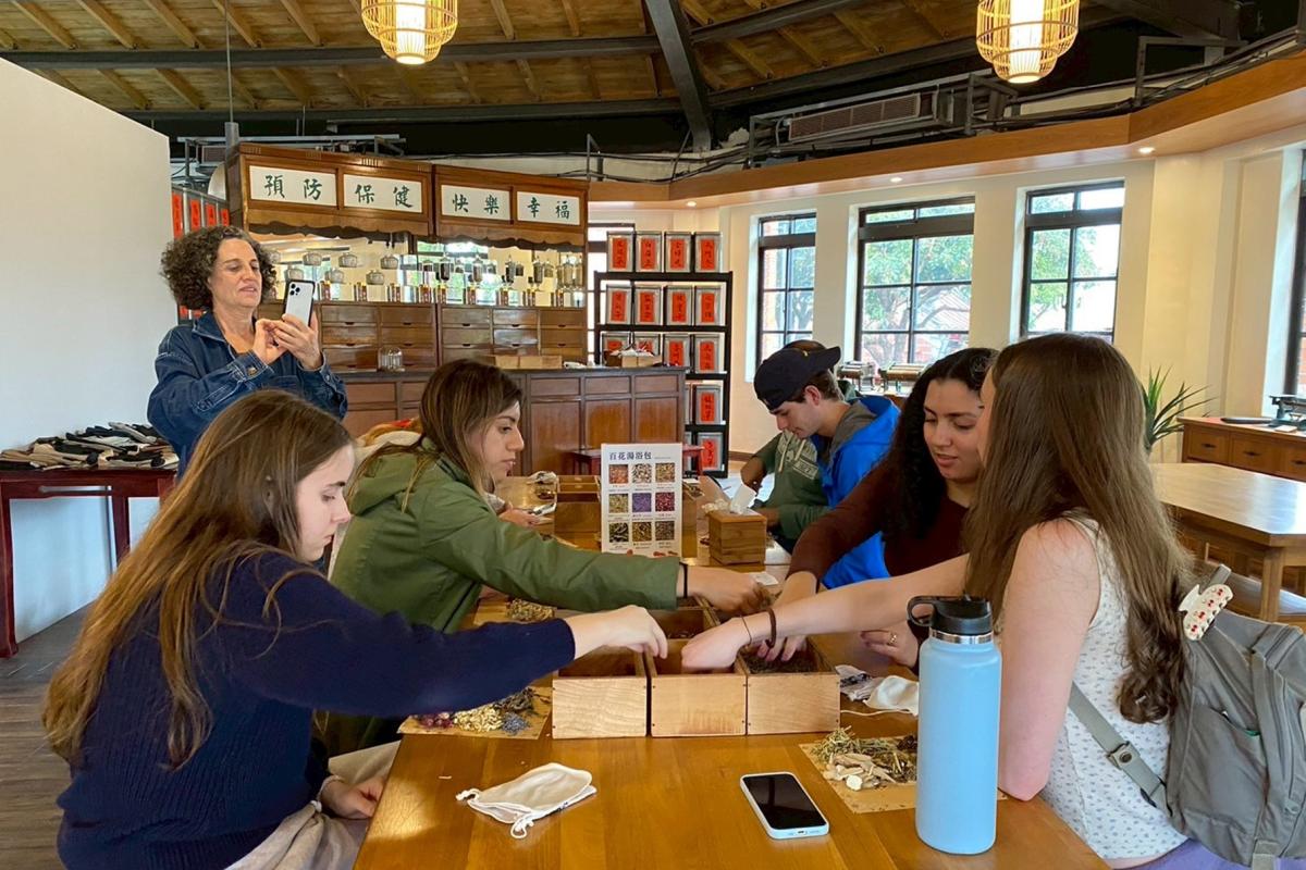 登義參藥行的體驗營一直很受歡迎，許多外國人也會特定報名參加。（圖片提供：登義參藥行）